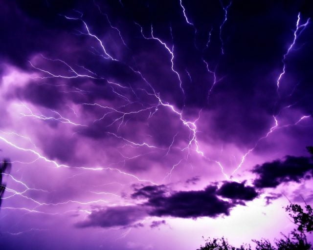 Belle image avec un éclair dans le ciel