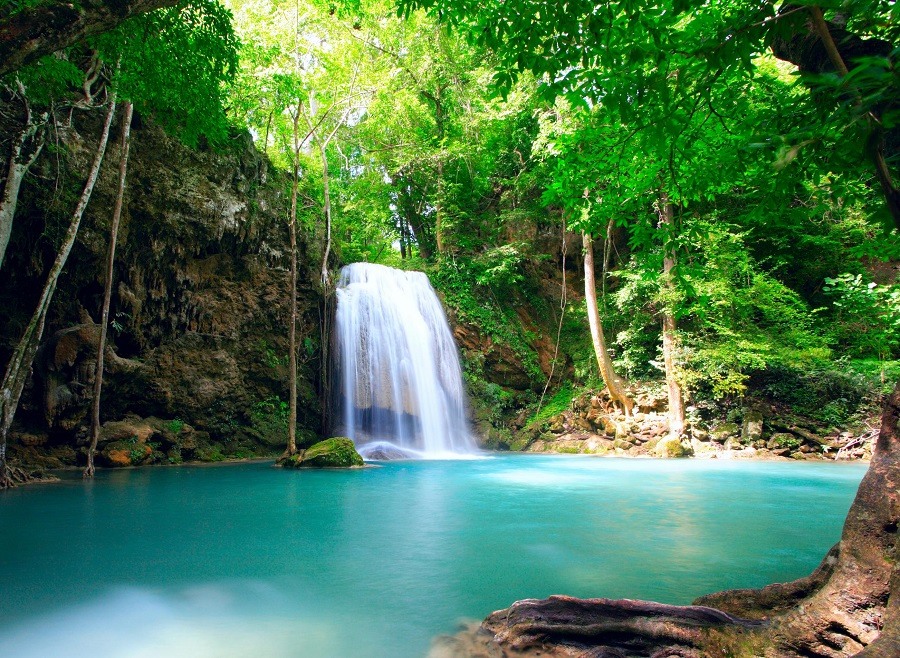 Blanc de la cascade sur la rivière