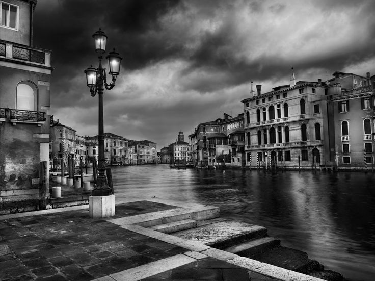 Paysage urbain en noir et blanc de Venise / Paysage urbain en noir et blanc à ...