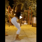 Belle Fille joue avec un cerceau magique drole