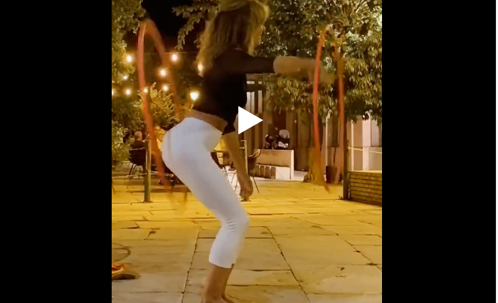 Belle Fille joue avec un cerceau magique drole